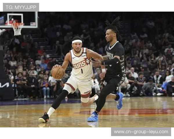 打投降了！布克助太阳末节轰出7-0领先到21分 马刺换下主力放弃，布克谈准绝杀