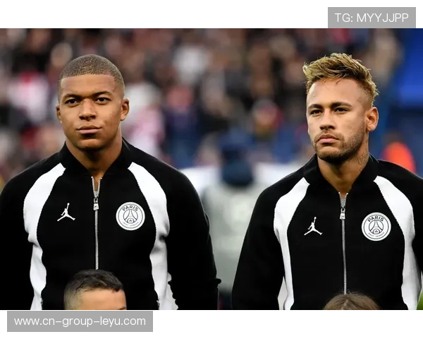 姆巴佩接球瞬间完成摆脱